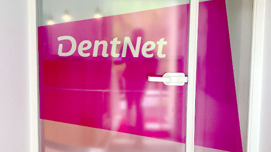 DentNet Logo Eingangstür