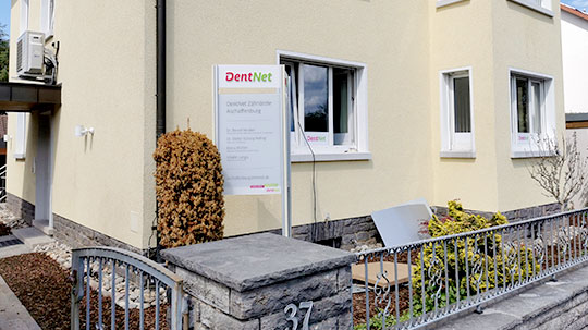 Haupteingang DentNet Zahnarztpraxis in Aschaffenburg